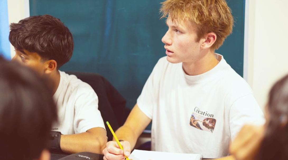 ミーティングでメモをとるインターン